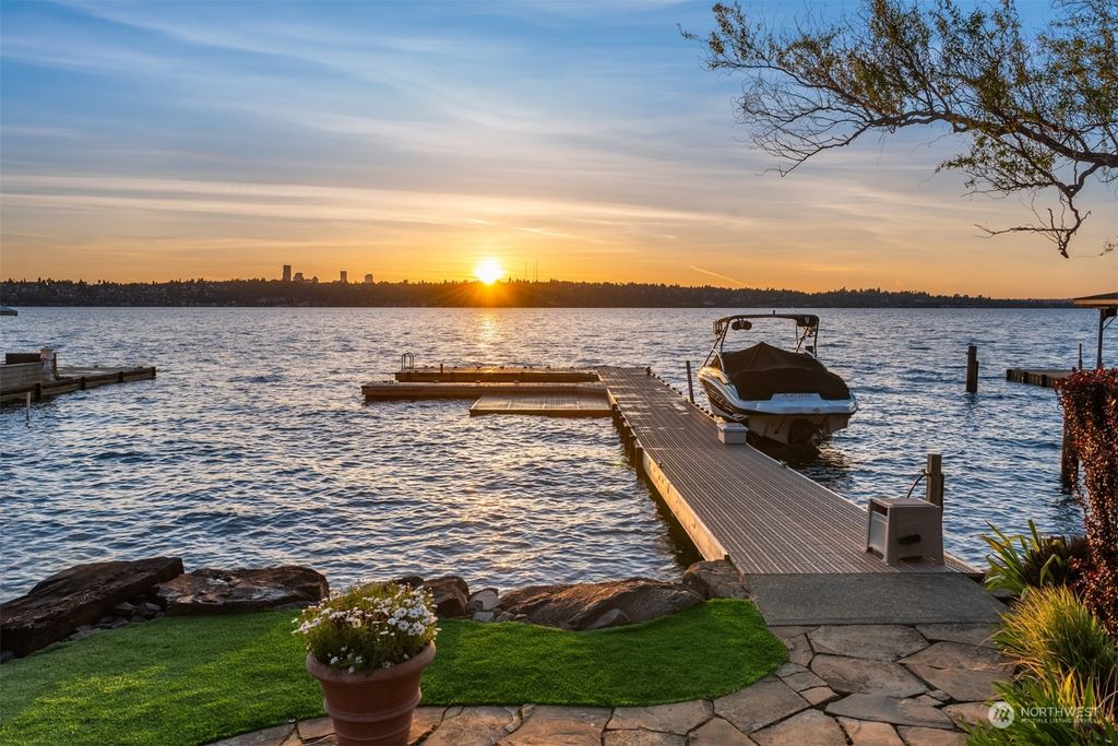 Photo of 1841 W Mercer Way, Mercer Island, WA 98040 (MLS # 2233937)