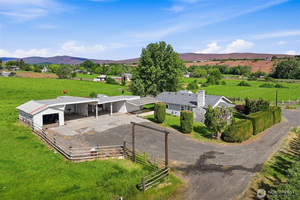 Photo of 13608 Wide Hollow Road, Yakima, WA 98908 (MLS # 2536072)