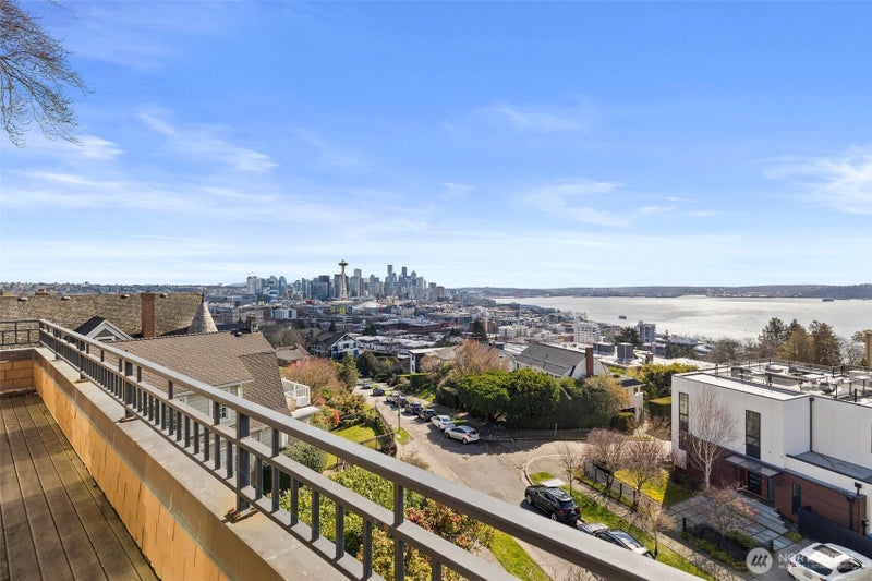 604 W Kinnear Place
