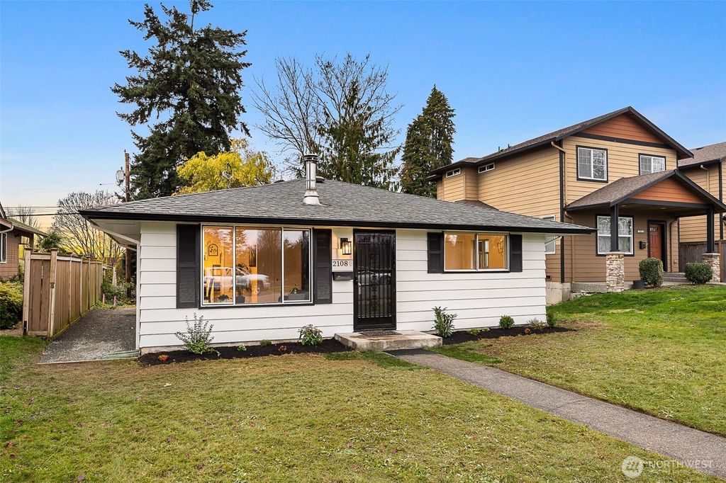 Photo of 2108 Summit Avenue #3, Everett, WA 98201 (MLS # 2456956)