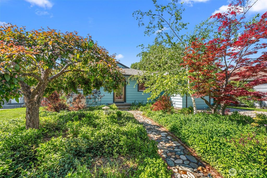 Photo of 229 W Allen Avenue, Chelan, WA 98816 (MLS # 2518092)