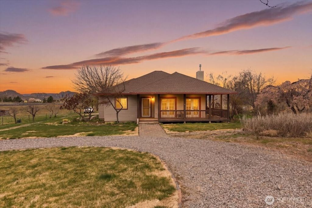 Photo of 55676 Bay Area Dr Dr NE, Electric City, WA 99123 (MLS # 2502994)