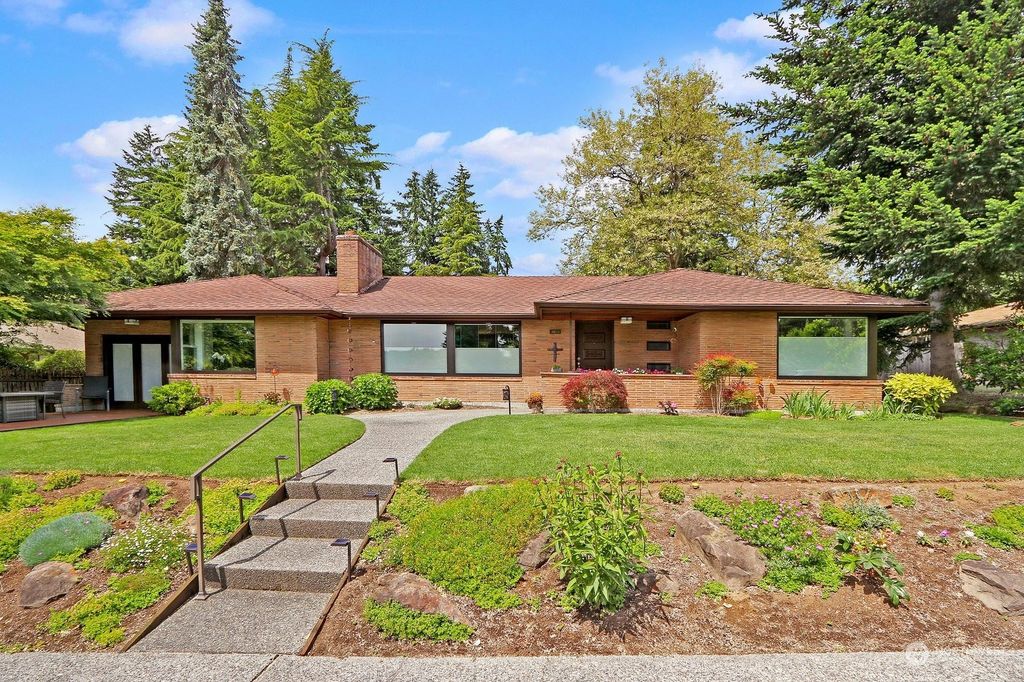 Photo of 16513 37th Avenue NE, Lake Forest Park, WA 98155 (MLS # 2076852)