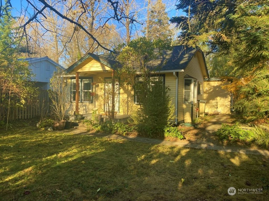 Photo of 102 E 6th Street, North Bend, WA 98045 (MLS # 2048105)