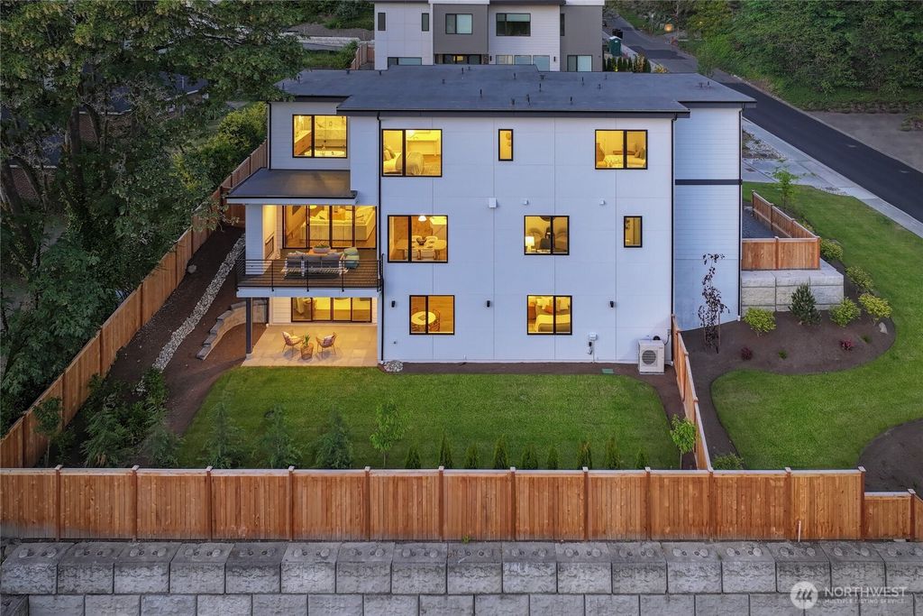 Photo of 10204 NE 43rd Street, Kirkland, WA 98033 (MLS # 2391749)