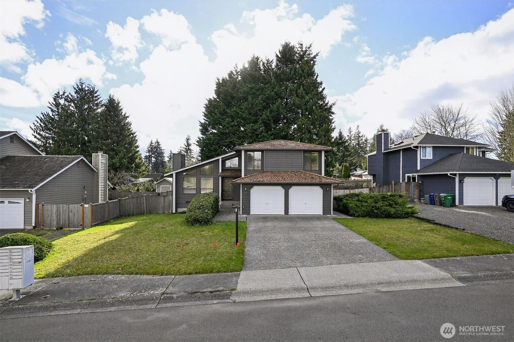 Photo of 810 151st Street SW, Lynnwood, WA 98087 (MLS # 2474936)