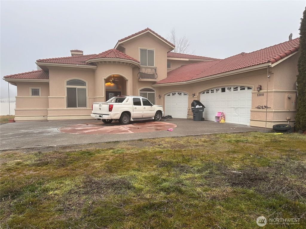 Photo of 1200 Meadowlark Lane, Zillah, WA 98953 (MLS # 2461671)