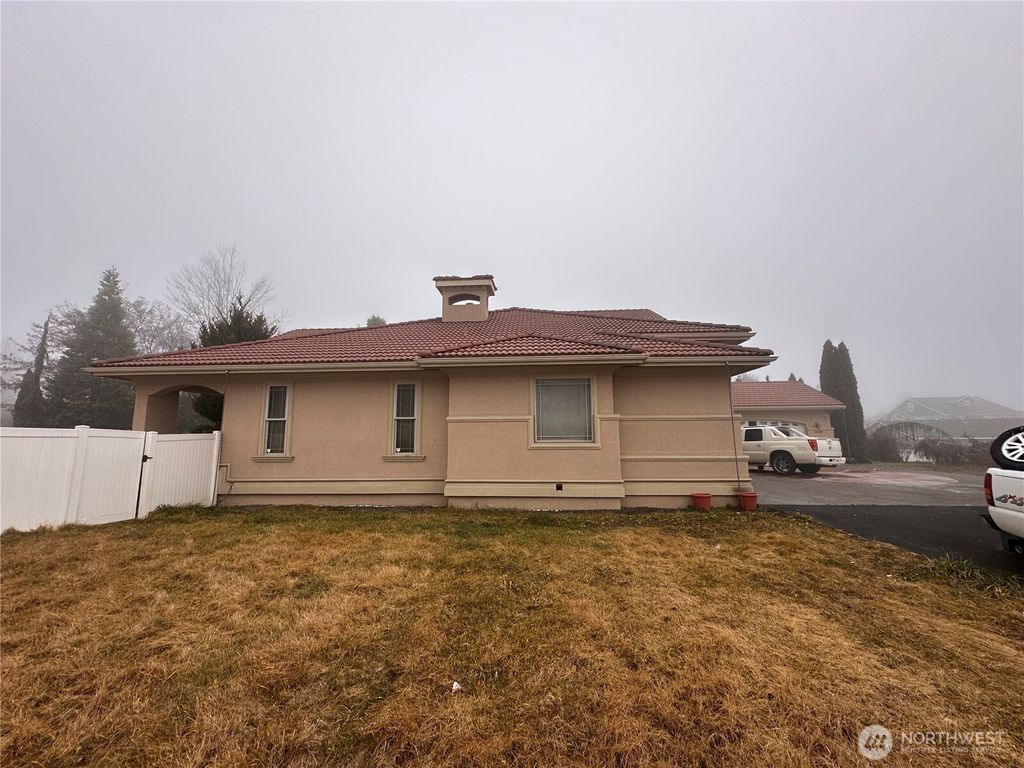 Photo of 1200 Meadowlark Lane, Zillah, WA 98953 (MLS # 2461671)