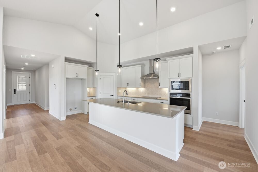 2946 Balsamroot Drive SE