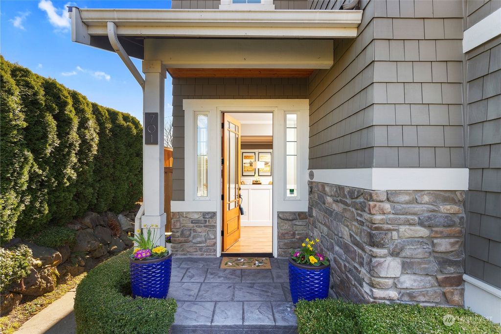 Photo of 701 17th Avenue W, Kirkland, WA 98033 (MLS # 2211808)