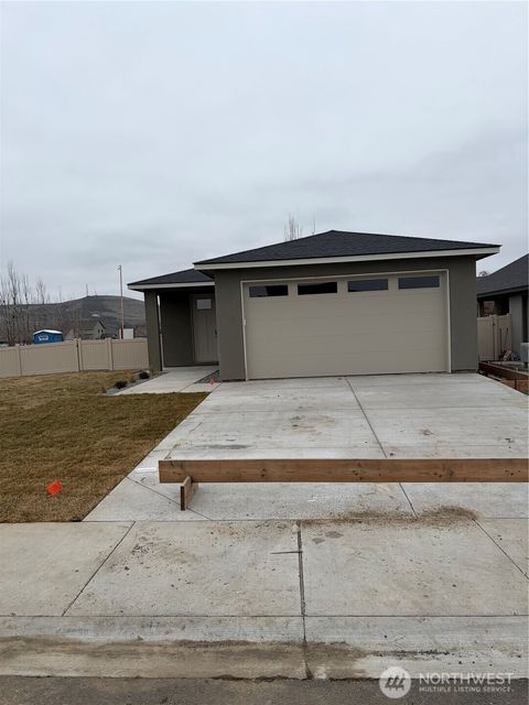 Photo of 915 Ivy Street NE, Ephrata, WA 98823 (MLS # 2460997)