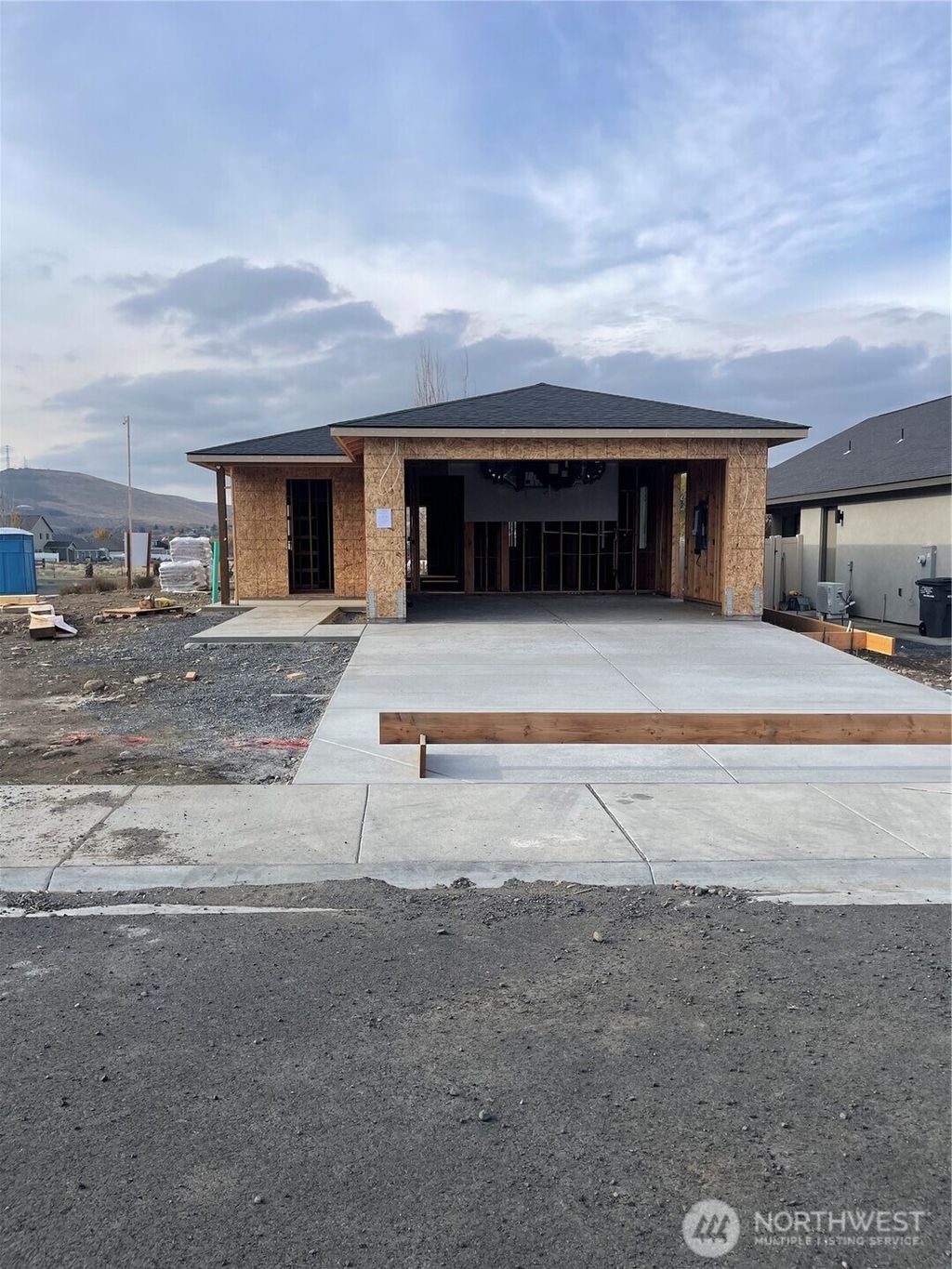 Photo of 915 Ivy Street NE, Ephrata, WA 98823 (MLS # 2460997)