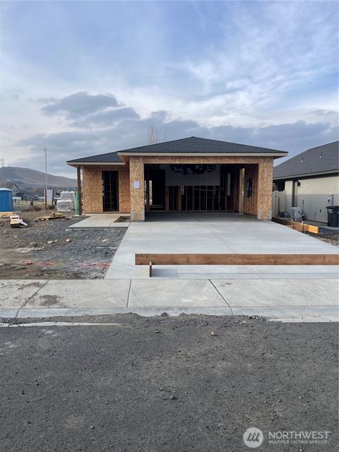 Photo of 915 Ivy Street NE, Ephrata, WA 98823 (MLS # 2460997)