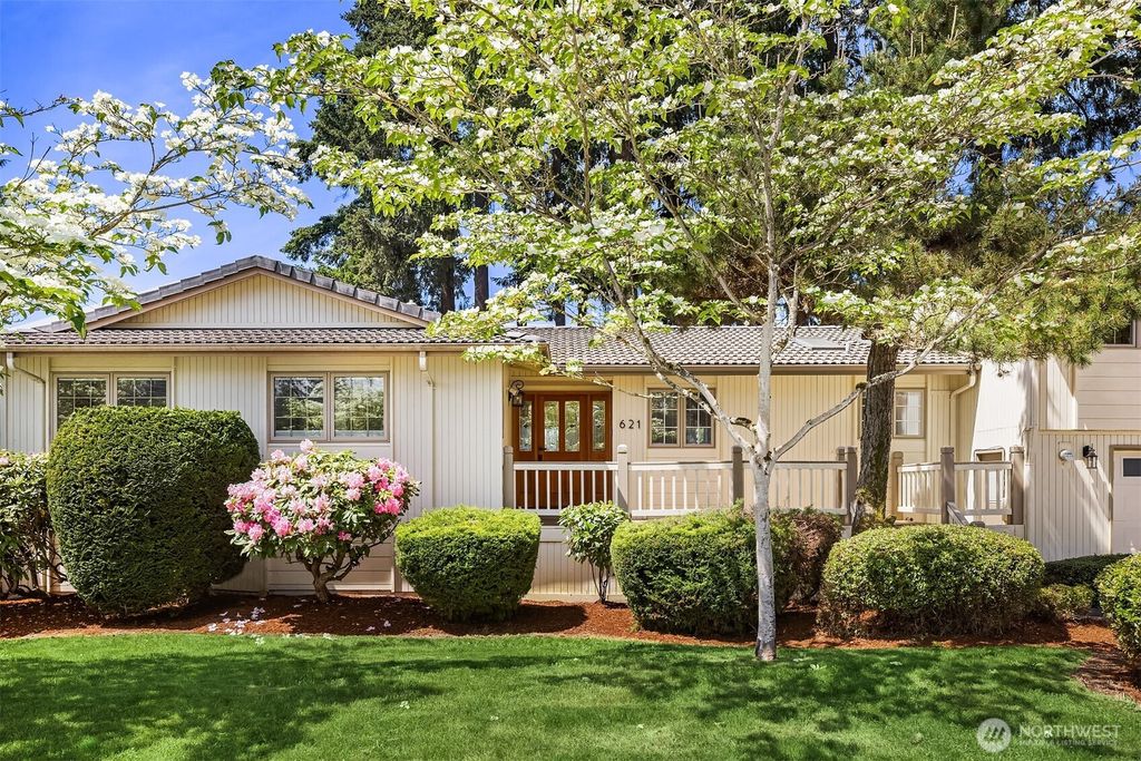 Photo of 621 128th Avenue SE, Bellevue, WA 98005 (MLS # 2527972)