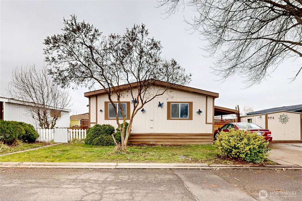 Photo of 976 NE Dawson Avenue, College Place, WA 99324 (MLS # 2466586)