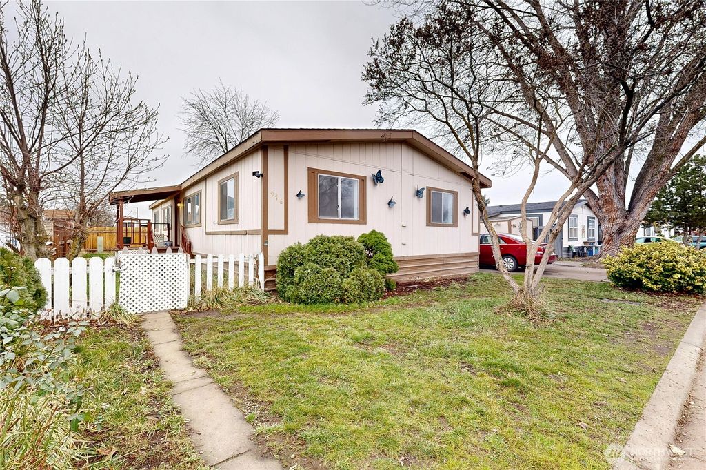 Photo of 976 NE Dawson Avenue, College Place, WA 99324 (MLS # 2466586)