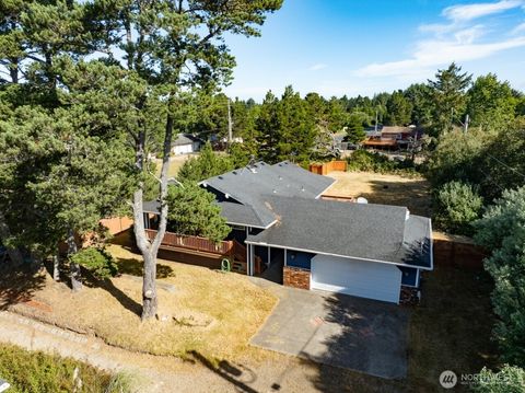 Photo of 13208 Pacific Way, Long Beach, WA 98631 (MLS # 2418098)