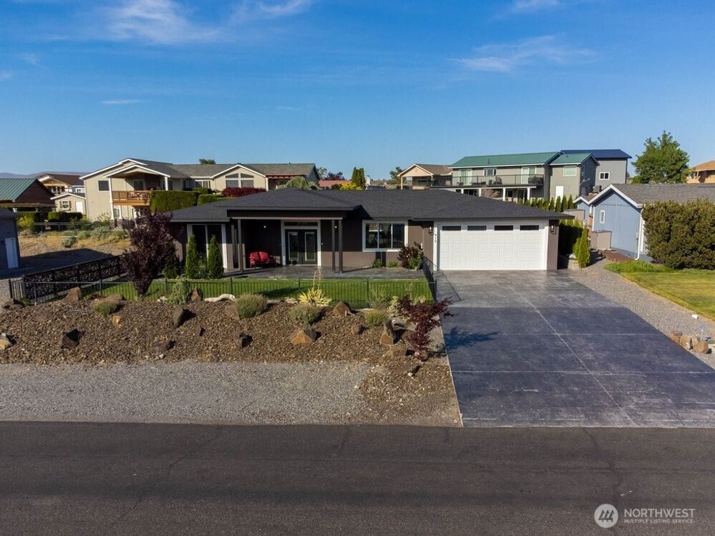 Photo of 419 Edgewater Way SW, Mattawa, WA 99349 (MLS # 2468441)