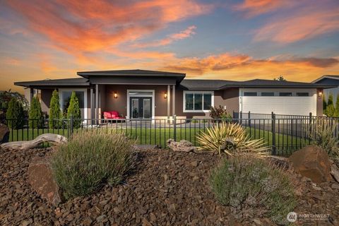 Photo of 419 Edgewater Way SW, Mattawa, WA 99349 (MLS # 2468441)