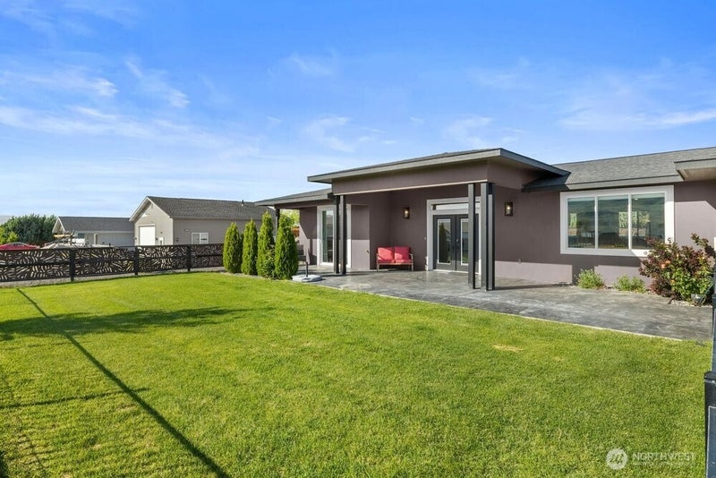 419 Edgewater Way SW