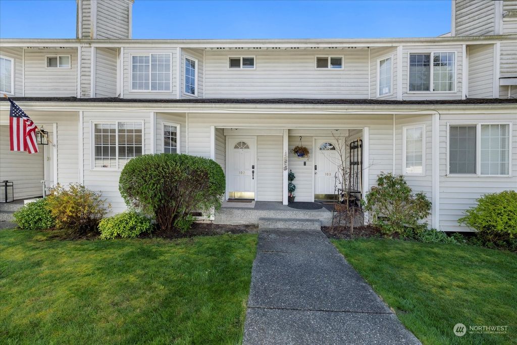 Photo of 720 168th Place SW #102, Lynnwood, WA 98037 (MLS # 2219470)