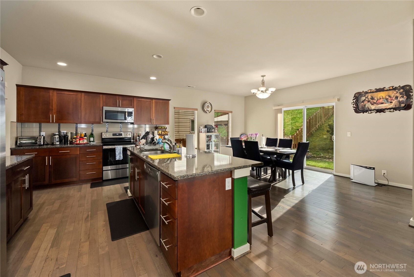 6321 Victoria Avenue SE