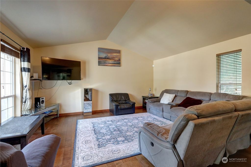 Photo of 927 SW 319th Place, Federal Way, WA 98023 (MLS # 2056214)