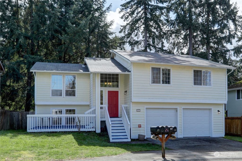 Photo of 927 SW 319th Place, Federal Way, WA 98023 (MLS # 2056214)