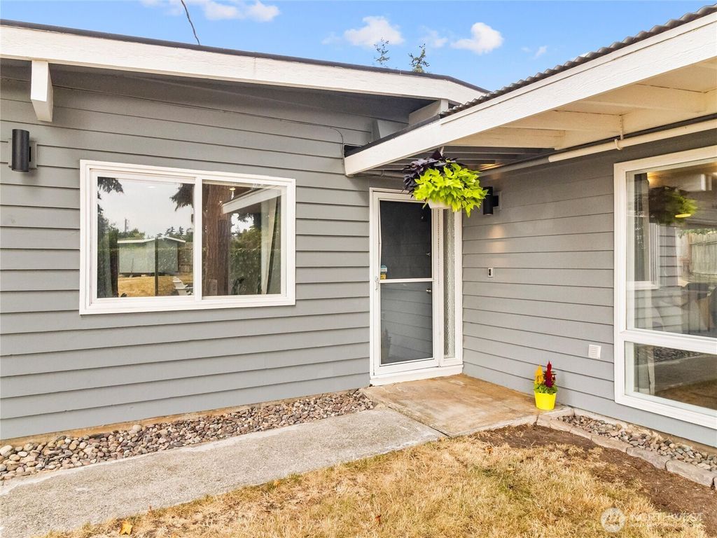 Photo of 24704 21st Avenue S, Des Moines, WA 98198 (MLS # 2407167)