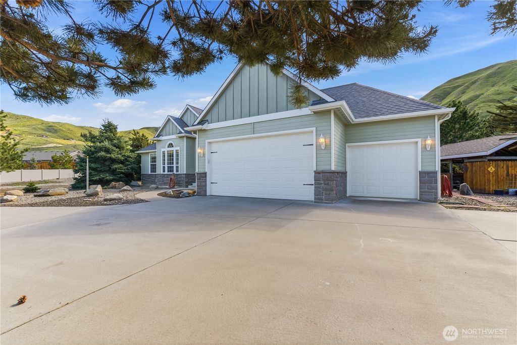 Photo of 308 Kray Ike Court, Wenatchee, WA 98801 (MLS # 2514619)