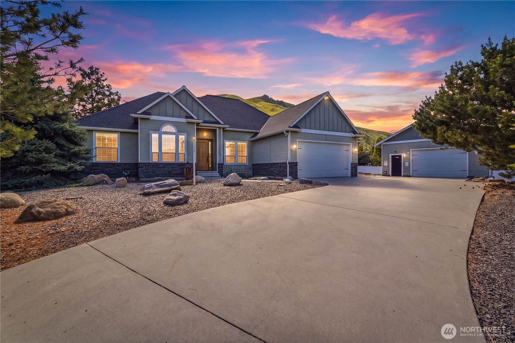 Photo of 308 Kray Ike Court, Wenatchee, WA 98801 (MLS # 2514619)