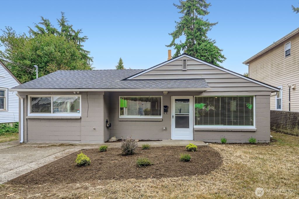 Photo of 9042 Wallingford Avenue N, Seattle, WA 98103 (MLS # 2433322)