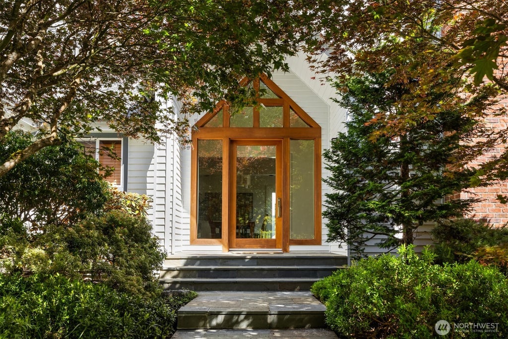 Photo of 10017 Edgecombe Place NE, Bainbridge Island, WA 98110 (MLS # 2577974)