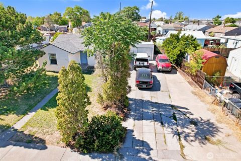 Photo of 214 W Knolls Vista Drive, Moses Lake, WA 98837 (MLS # 2436702)