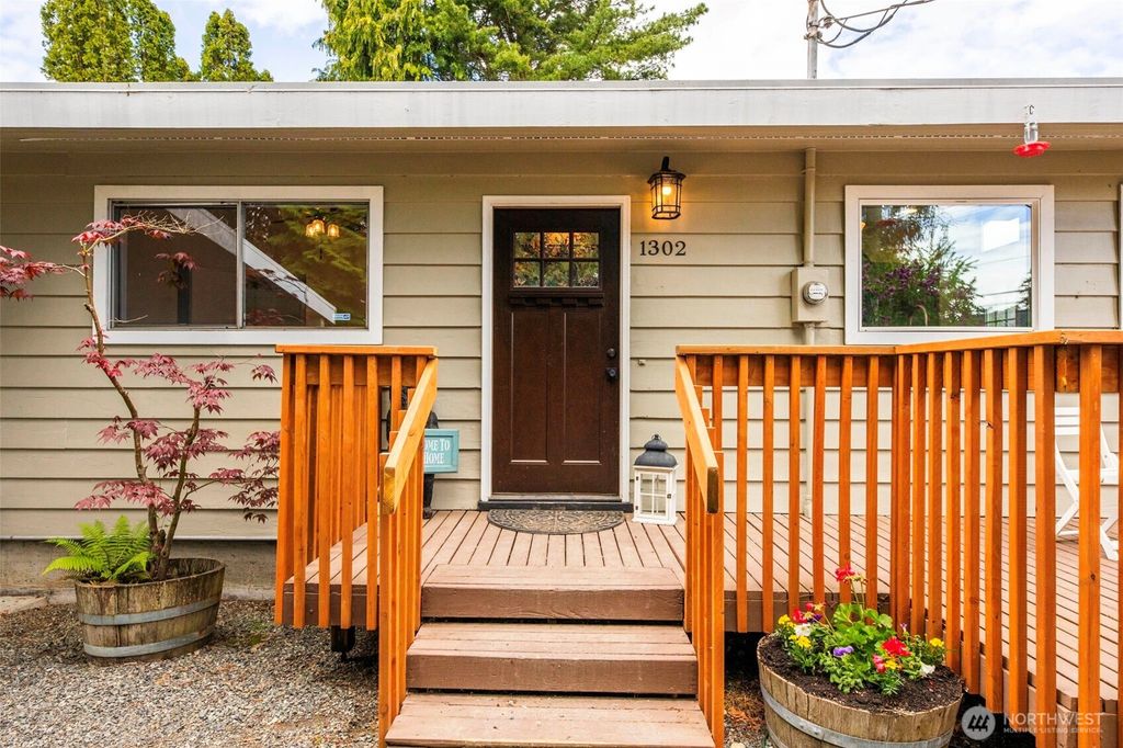 Photo of 1302 Park Avenue, Snohomish, WA 98290 (MLS # 2380017)