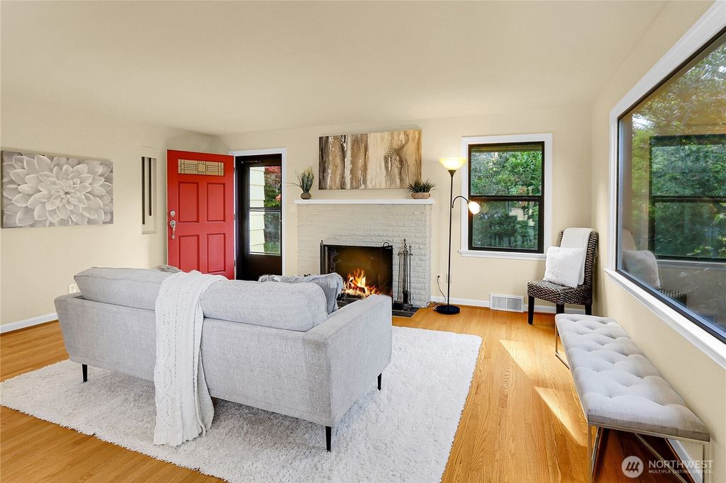 Photo of 9624 15th Avenue NE, Seattle, WA 98115 (MLS # 2367011)