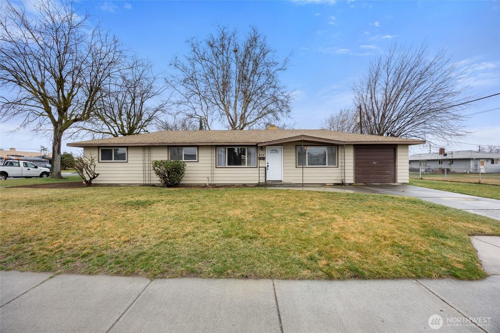 Photo of 437 Sharon Avenue E, Moses Lake, WA 98837 (MLS # 2493002)