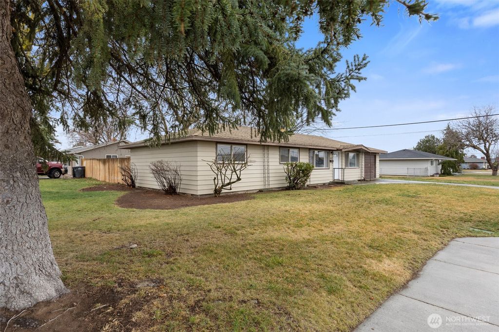 Photo of 437 Sharon Avenue E, Moses Lake, WA 98837 (MLS # 2493002)