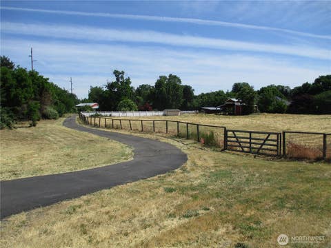 Photo of 2499 Cottonwood Road, Walla Walla, WA 99362 (MLS # 2536106)