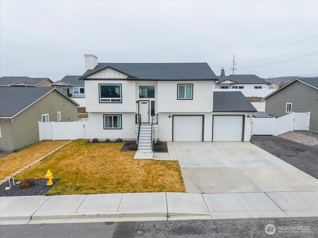 Photo of 2479 3RD Street SE, East Wenatchee, WA 98802 (MLS # 2483387)