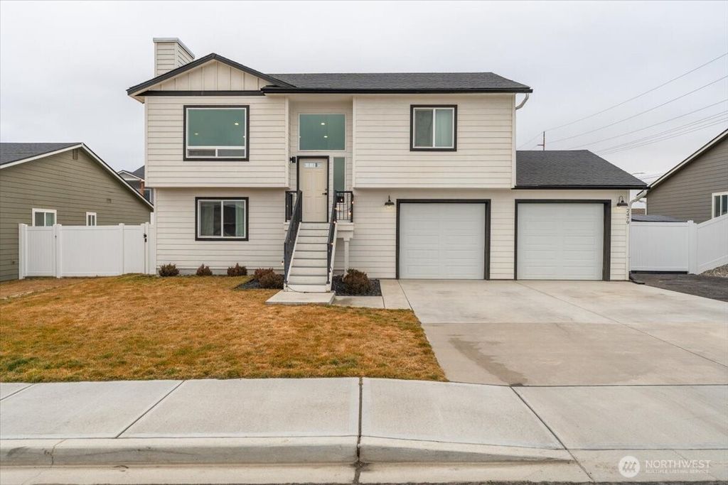 Photo of 2479 3RD Street SE, East Wenatchee, WA 98802 (MLS # 2483387)