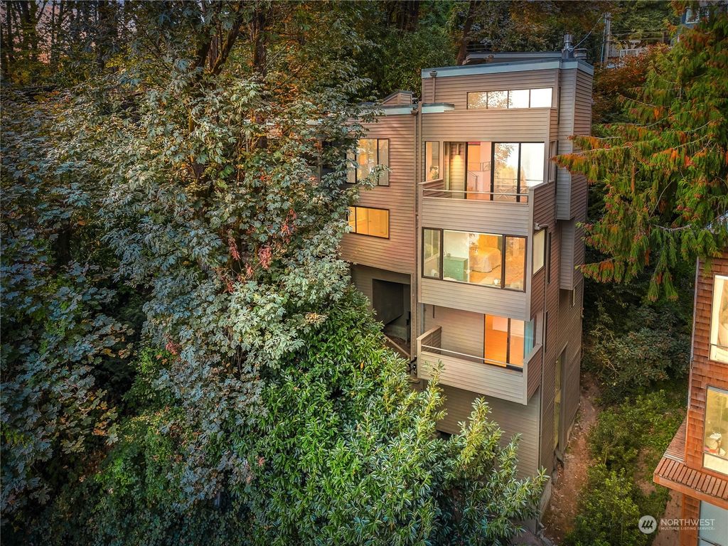 Photo of 436 36th Avenue, Seattle, WA 98122 (MLS # 2077577)