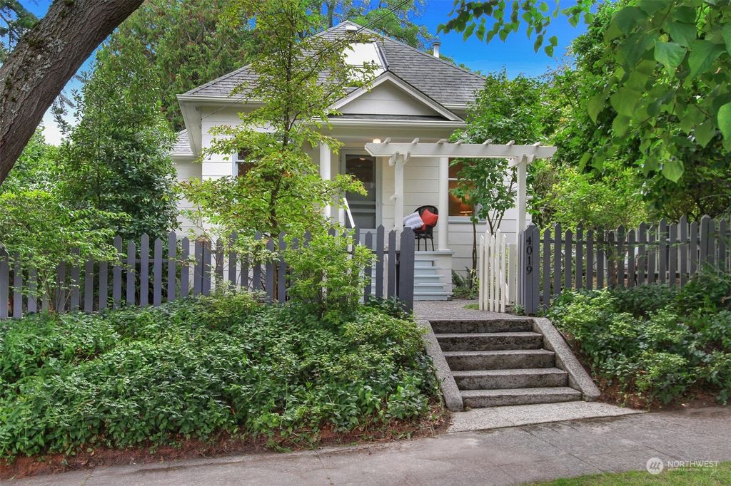 Photo of 4019 Sunnyside Avenue N, Seattle, WA 98103 (MLS # 2288917)