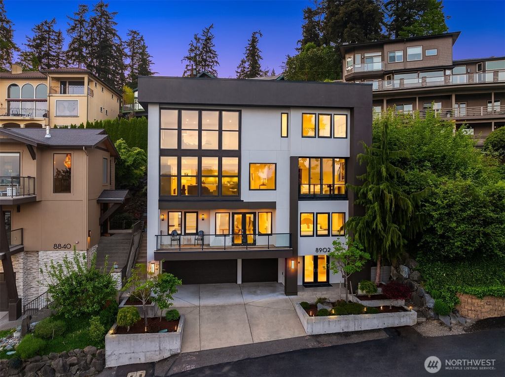 Photo of 8902 NE 117th Place, Kirkland, WA 98034 (MLS # 2521666)