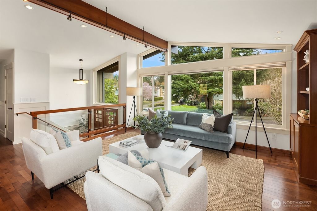 Photo of 5829 112th Place NE, Kirkland, WA 98033 (MLS # 2488301)