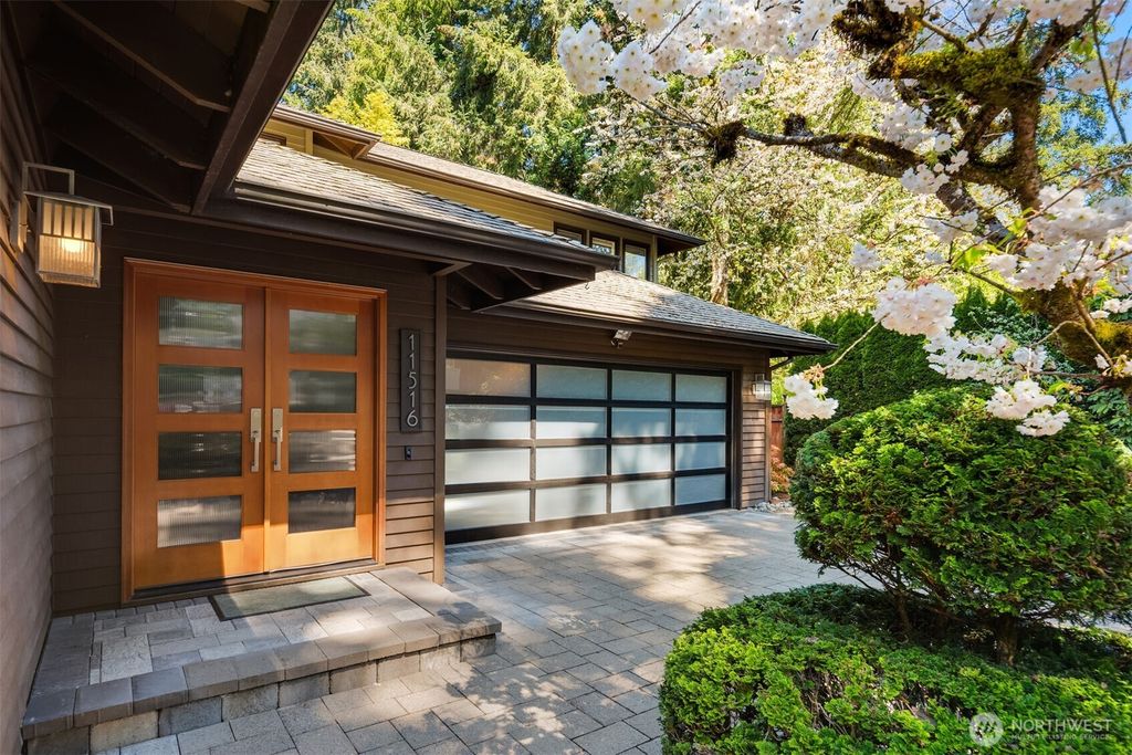 Photo of 11516 NE 103rd Place, Kirkland, WA 98033 (MLS # 2376552)