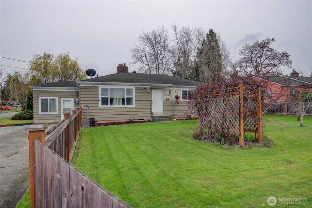 Photo of 2024 E Fir Street, Mount Vernon, WA 98273 (MLS # 2460727)