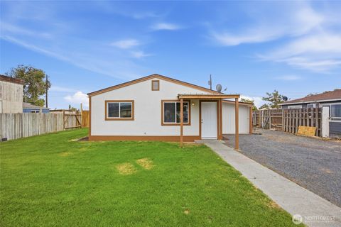 Photo of 4243 NE Lincoln Drive, Moses Lake, WA 98837 (MLS # 2525356)