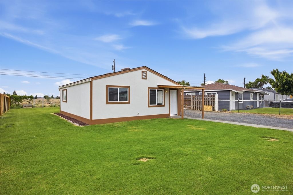 Photo of 4243 NE Lincoln Drive, Moses Lake, WA 98837 (MLS # 2525356)