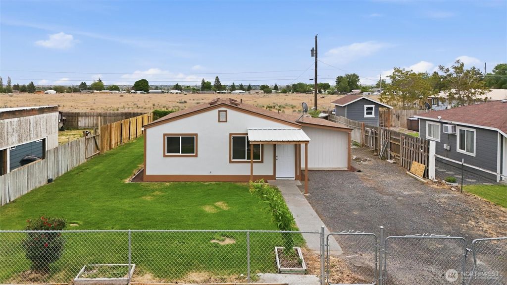 Photo of 4243 NE Lincoln Drive, Moses Lake, WA 98837 (MLS # 2525356)
